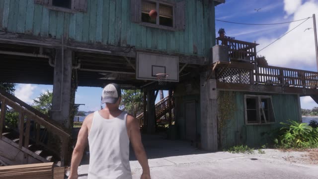 Cancha de baloncesto bajo una casa sobre pilotes