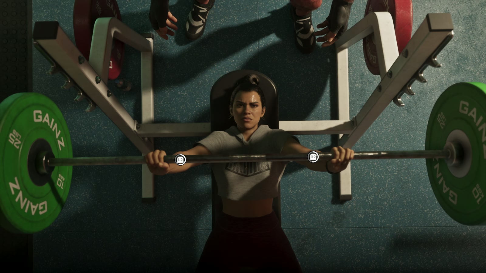 Lucia levantando pesas en el gimnasio