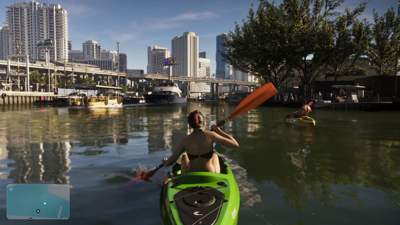 Dos personas remando en kayak por los canales