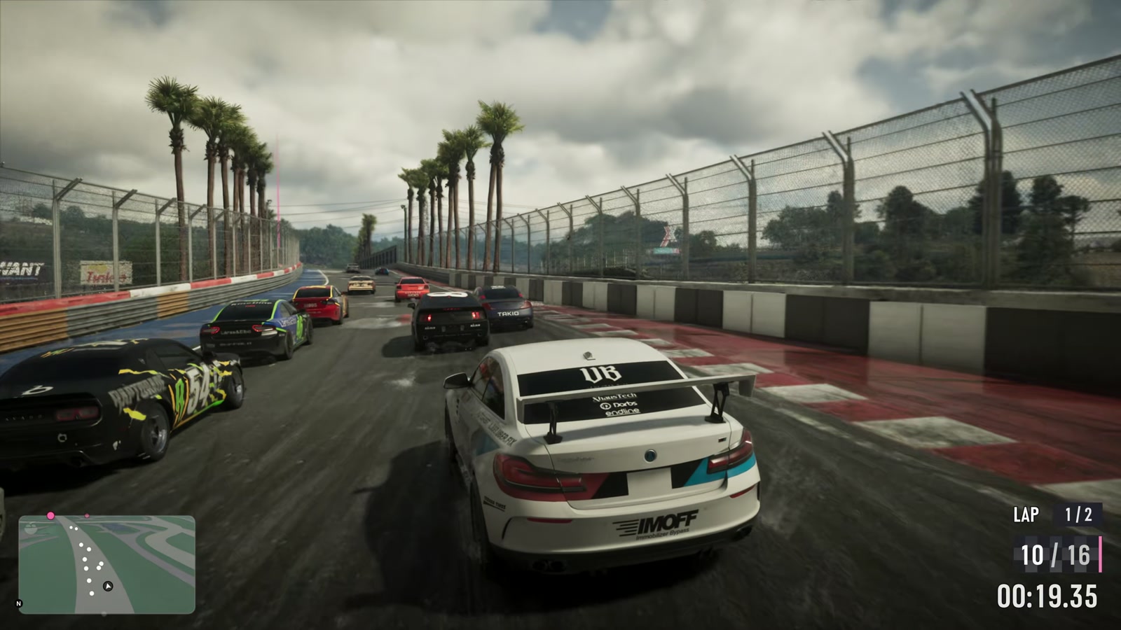 Coches compitiendo en un circuito con palmeras